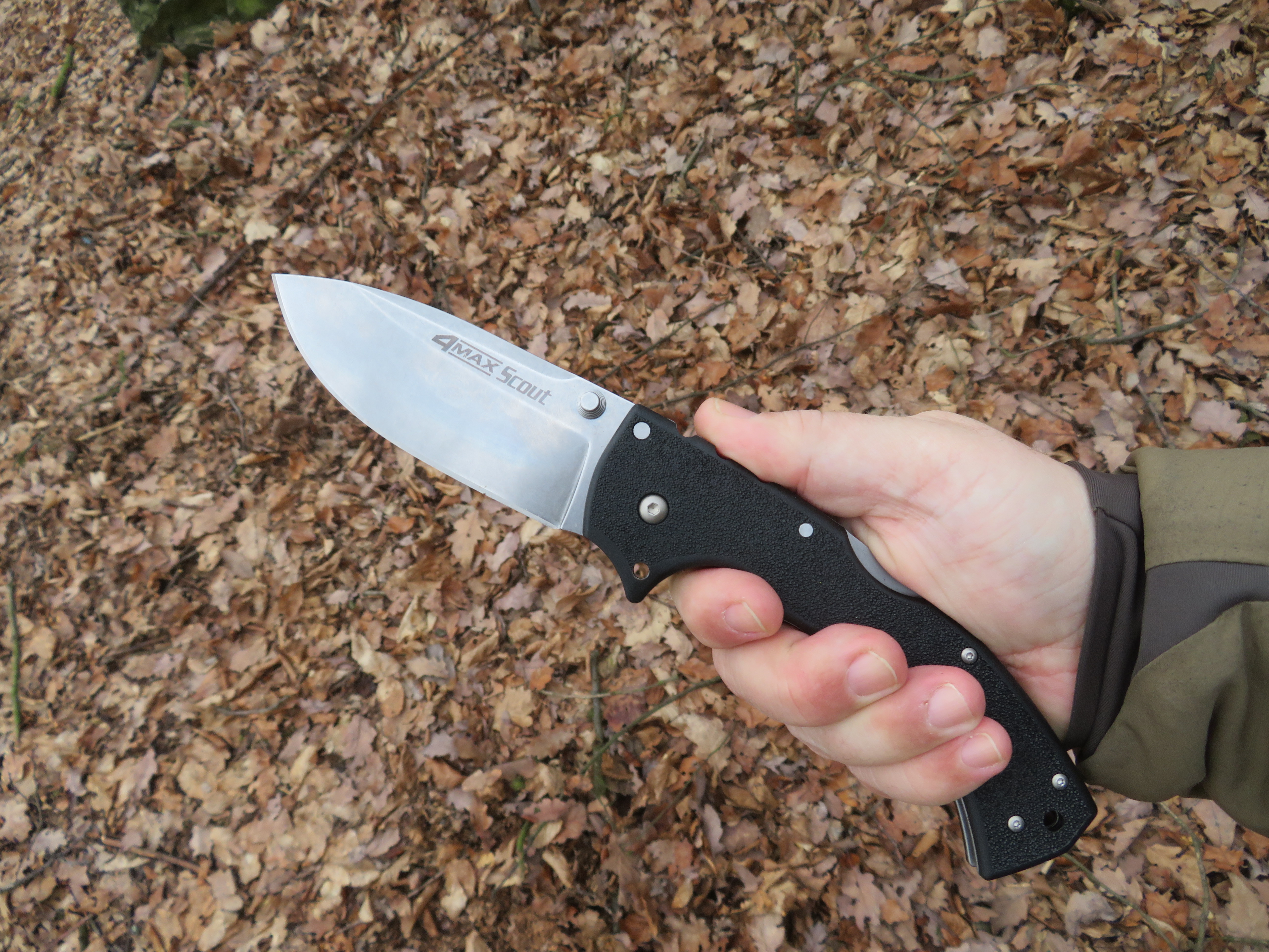Rukojeť nože 4-Max Scout je vyrobena z materiálu Griv-Ex, který se vyznačuje svou odolnosti.